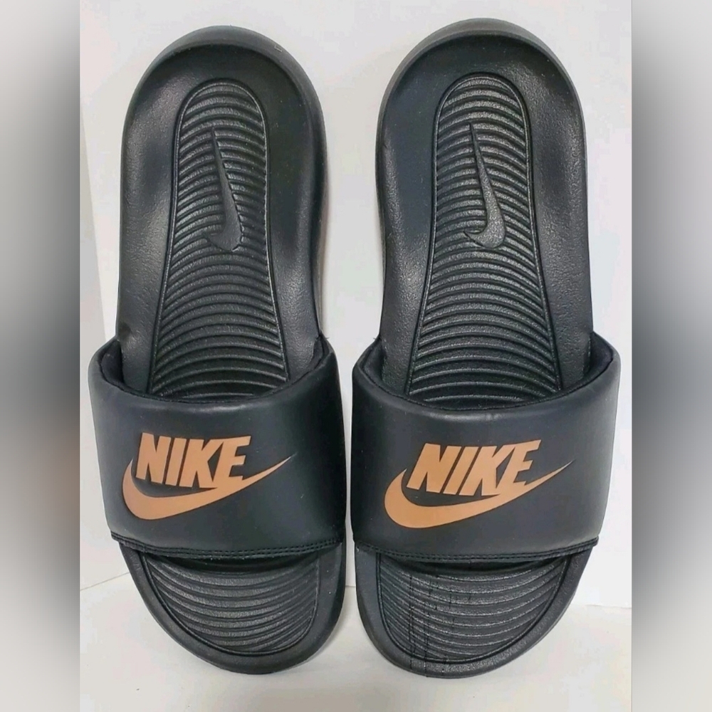 Nike Mens Size 9 Victori One  Slide Sandal Black Gold Swoosh Flat Comfort